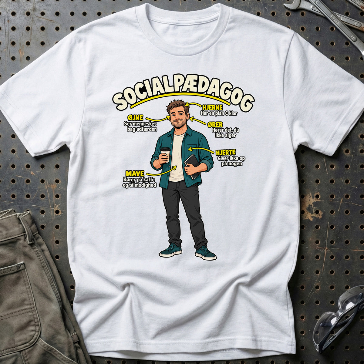 
Socialpædagog – Kører på kaffe og tålmodighed – Unisex T-Shirt – Hvid