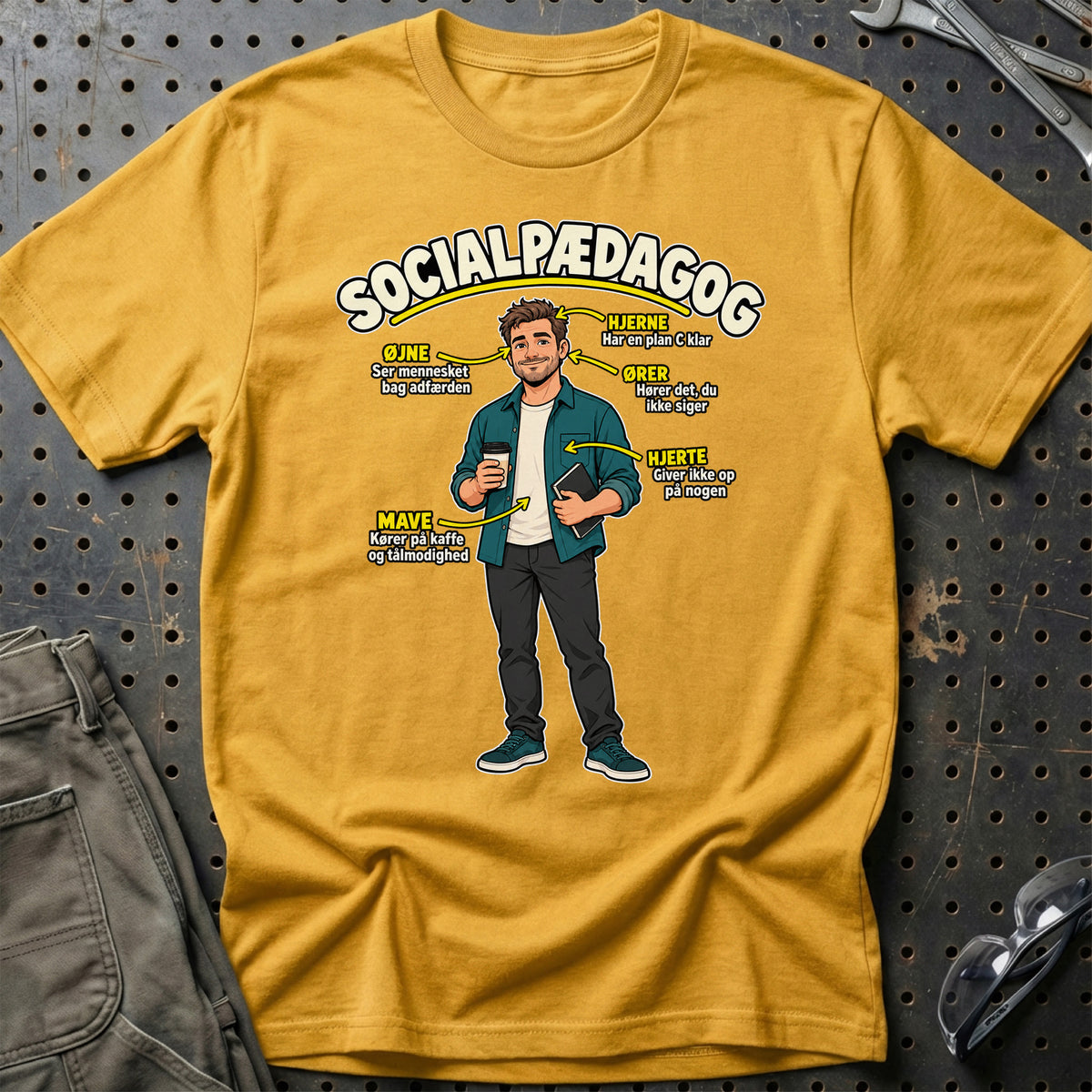 
Socialpædagog – Kører på kaffe og tålmodighed – Unisex T-Shirt – Guld
