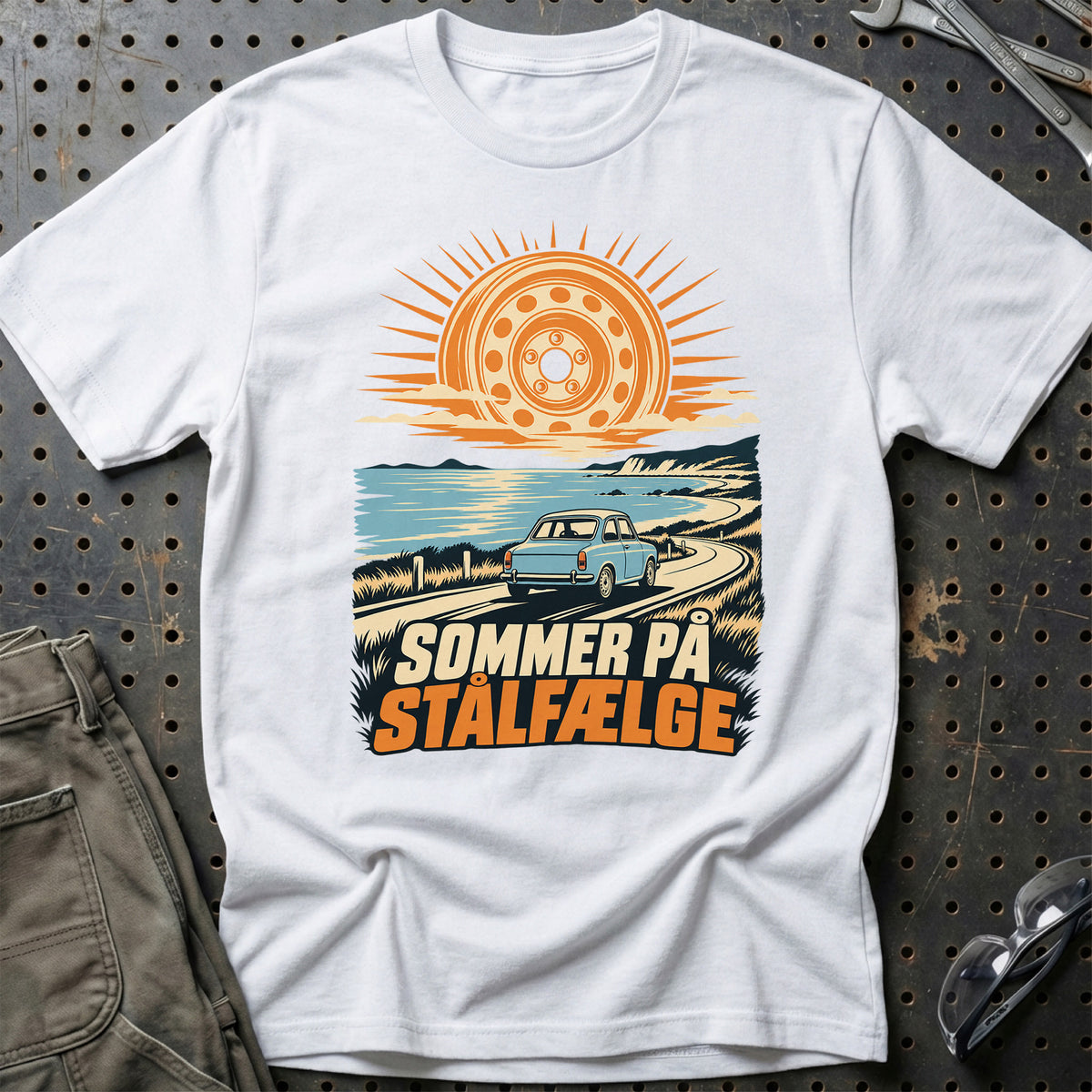 
Sommer på stålfælge – Unisex T-Shirt – Hvid