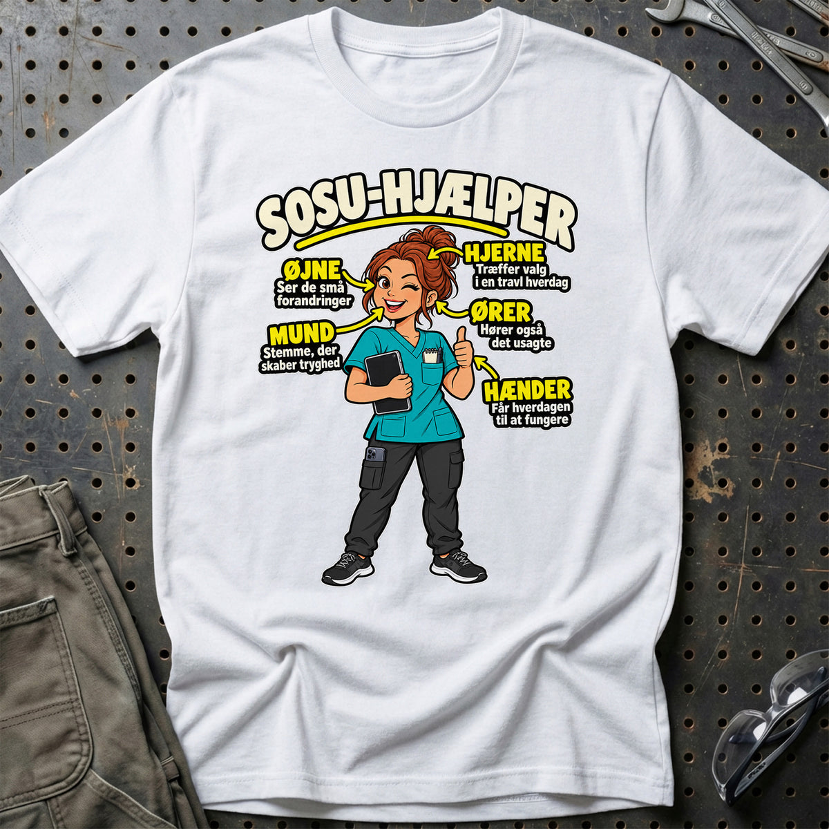 
SOSU-hjælper – Anatomi med tablet – kvinde – Unisex T-Shirt – Hvid