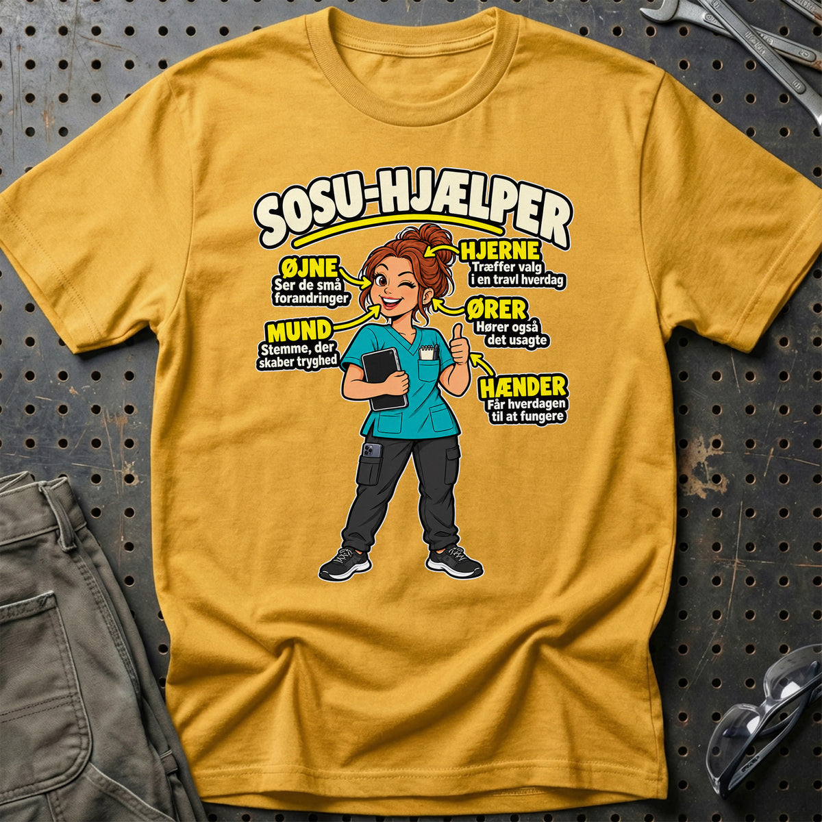 
SOSU-hjælper – Anatomi med tablet – kvinde – Unisex T-Shirt – Guld