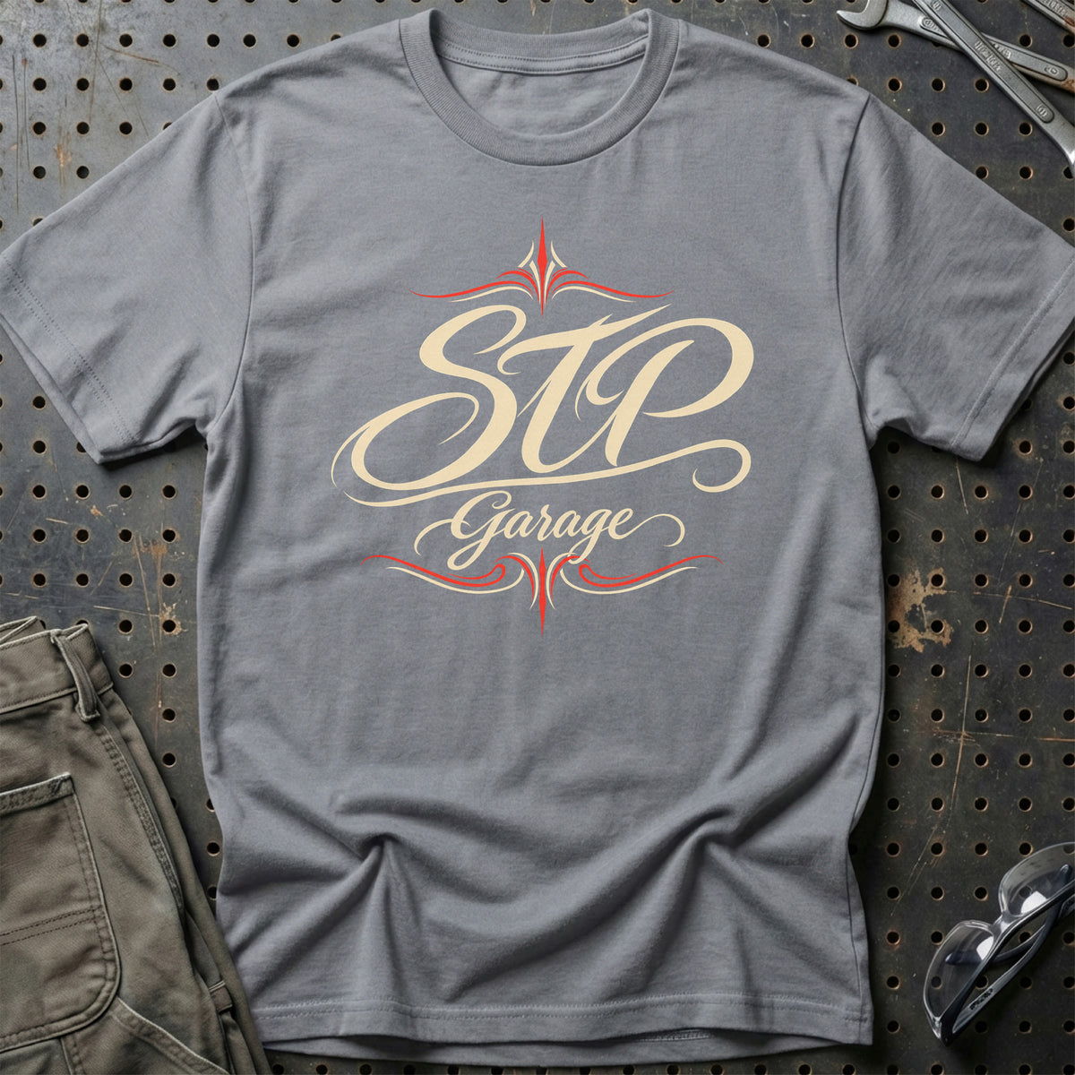
STP Garage – Pinstripe – Unisex T-Shirt med tryk foran, farve: Grå Sport