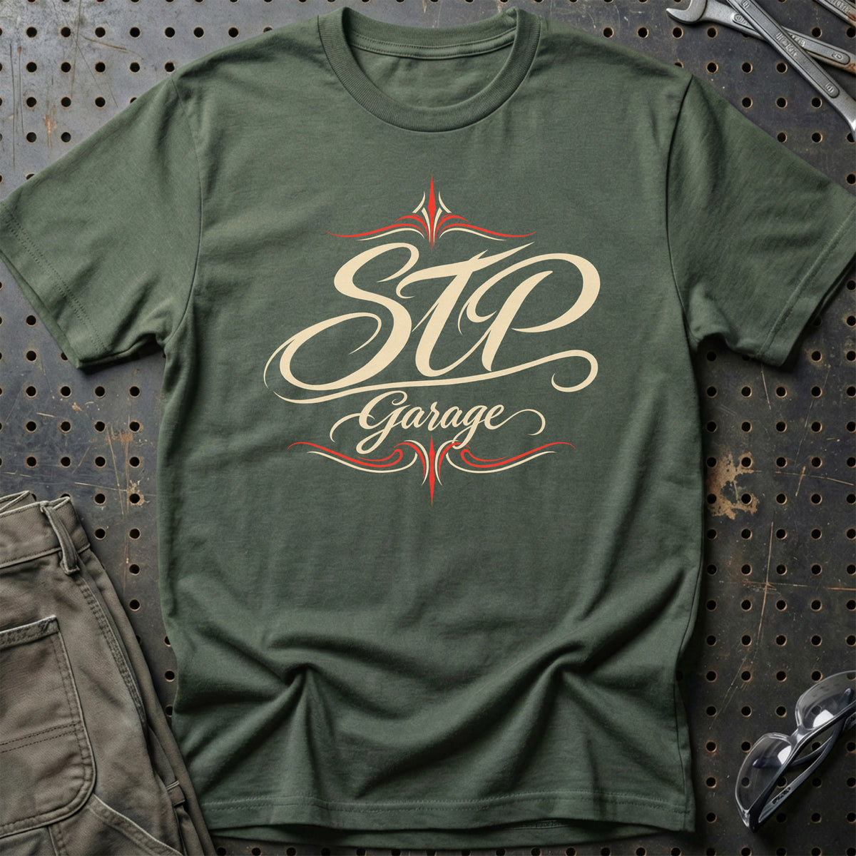 
STP Garage – Pinstripe – Unisex T-Shirt med tryk foran, farve: Grøn Militær
