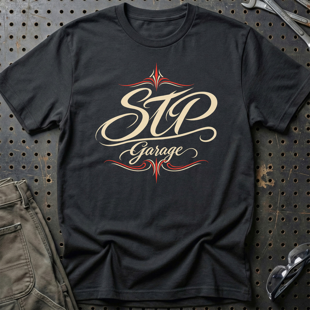 
STP Garage – Pinstripe – Unisex T-Shirt med tryk foran, farve: Sort