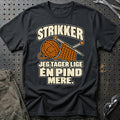 
Strikker – Jeg tager lige én pind mere – Unisex T-Shirt – Sort
