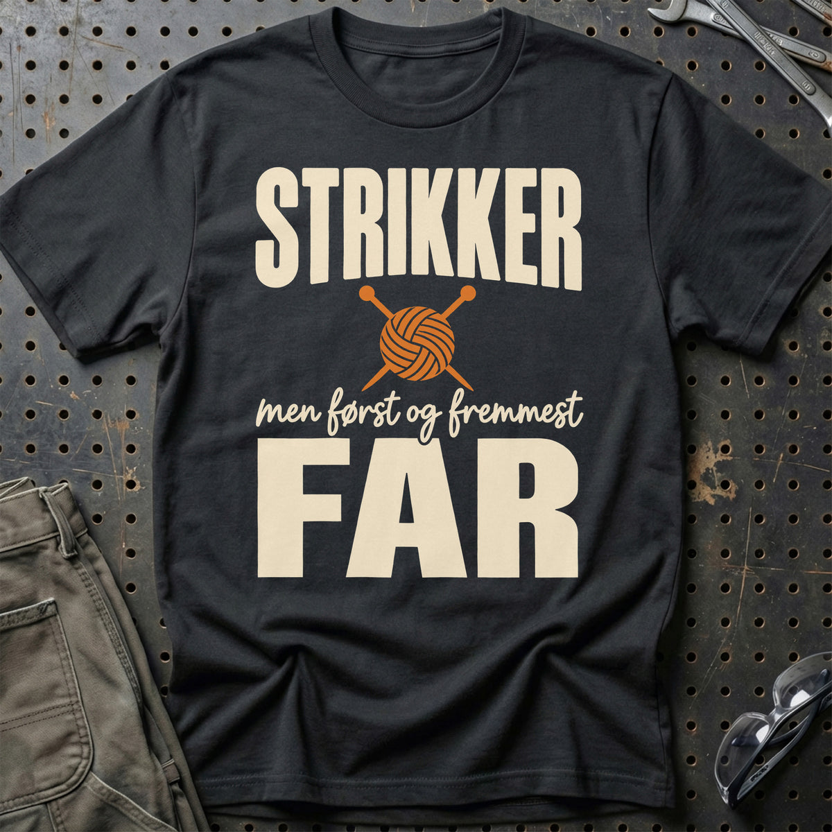 
Strikker – Men først og fremmest far – Unisex T-Shirt – Sort