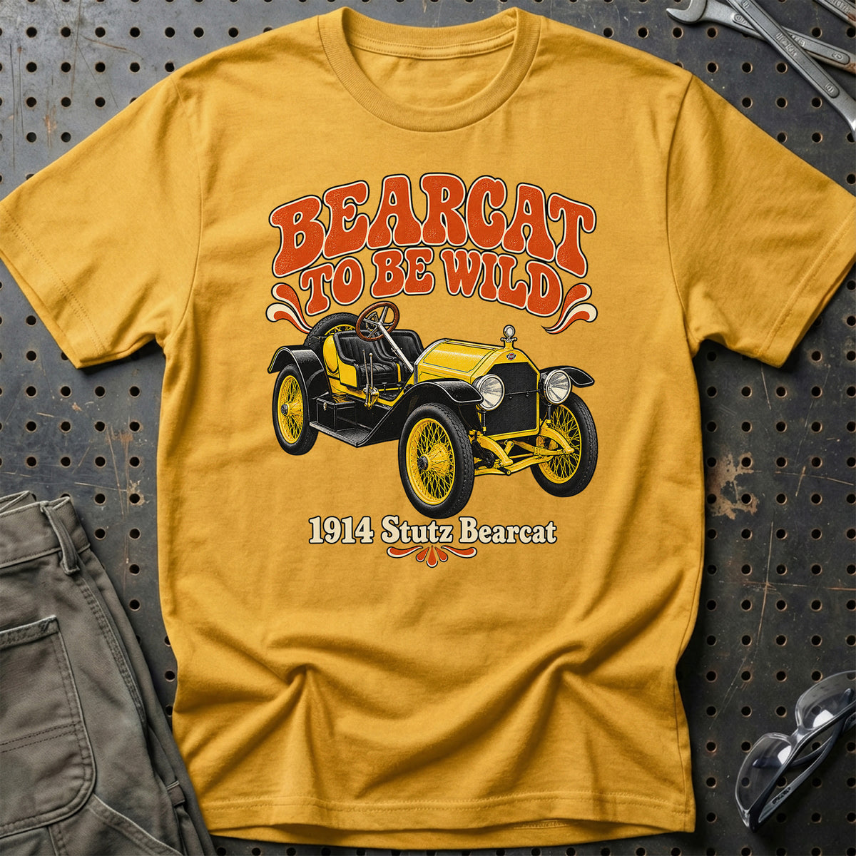 
Stutz Bearcat 1914 – Bearcat to Be Wild T-Shirt – Guld