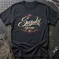 
Suzuki Garage – Pinstripe – Unisex T-Shirt med tryk foran, farve: Sort