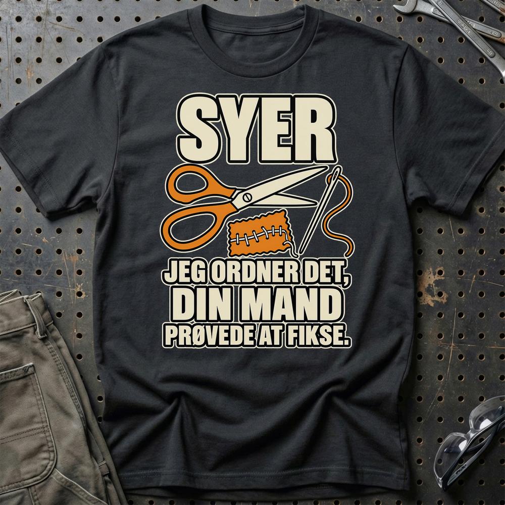 Syer – Jeg Ordner Det, Din Mand Prøvede At Fikse T-Shirt – Sort