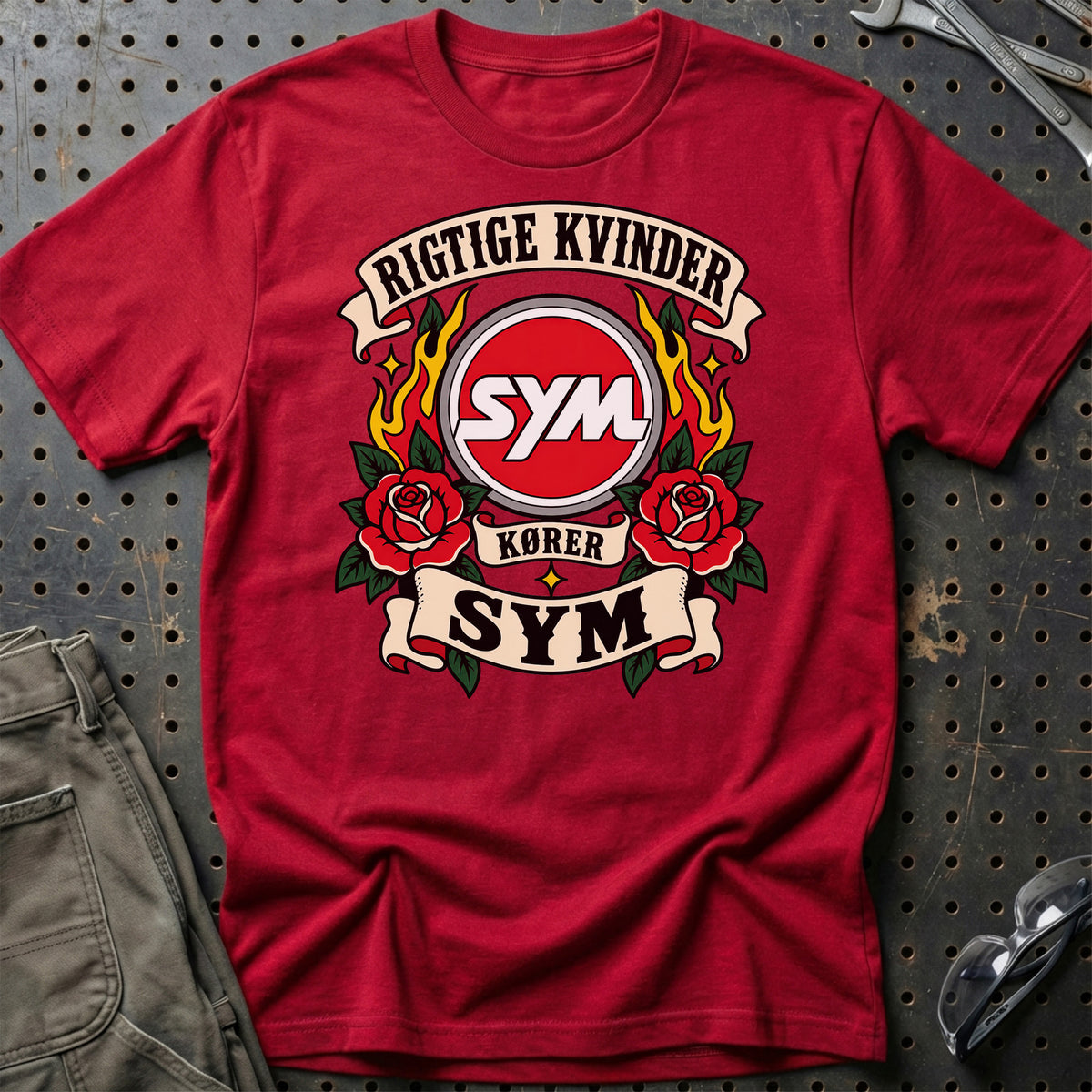 SYM Rigtige Kvinder Kører – Roser og Flammer T-Shirt – Rød