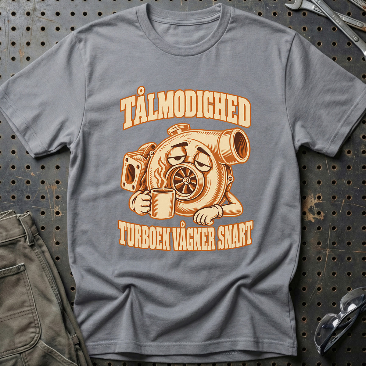 Tålmodighed – Turboen vågner snart T-Shirt – Grå Sport