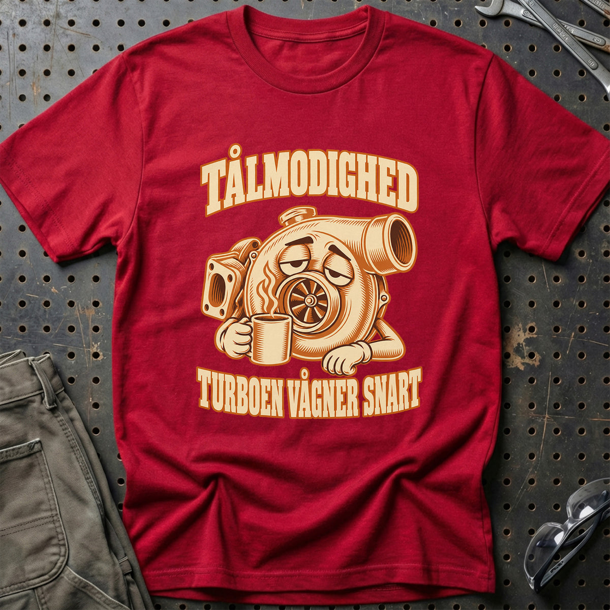Tålmodighed – Turboen vågner snart T-Shirt – Rød
