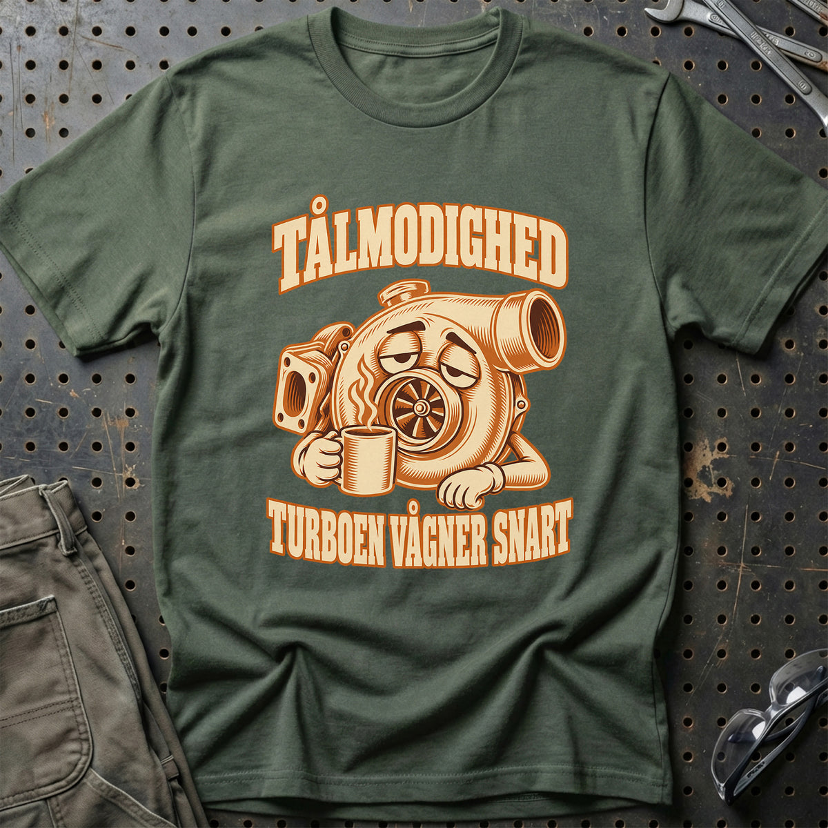 Tålmodighed – Turboen vågner snart T-Shirt – Grøn Militær