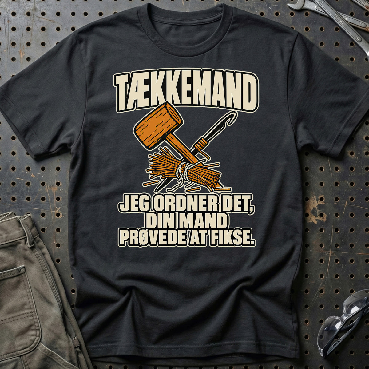 Tækkemand – Jeg Ordner Det, Din Mand Prøvede At Fikse T-Shirt – Sort