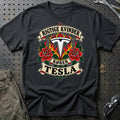 Tesla Rigtige Kvinder Kører – Roser og Flammer T-Shirt – Sort