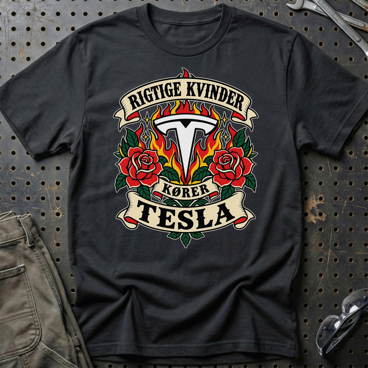 Tesla Rigtige Kvinder Kører – Roser og Flammer T-Shirt – Sort