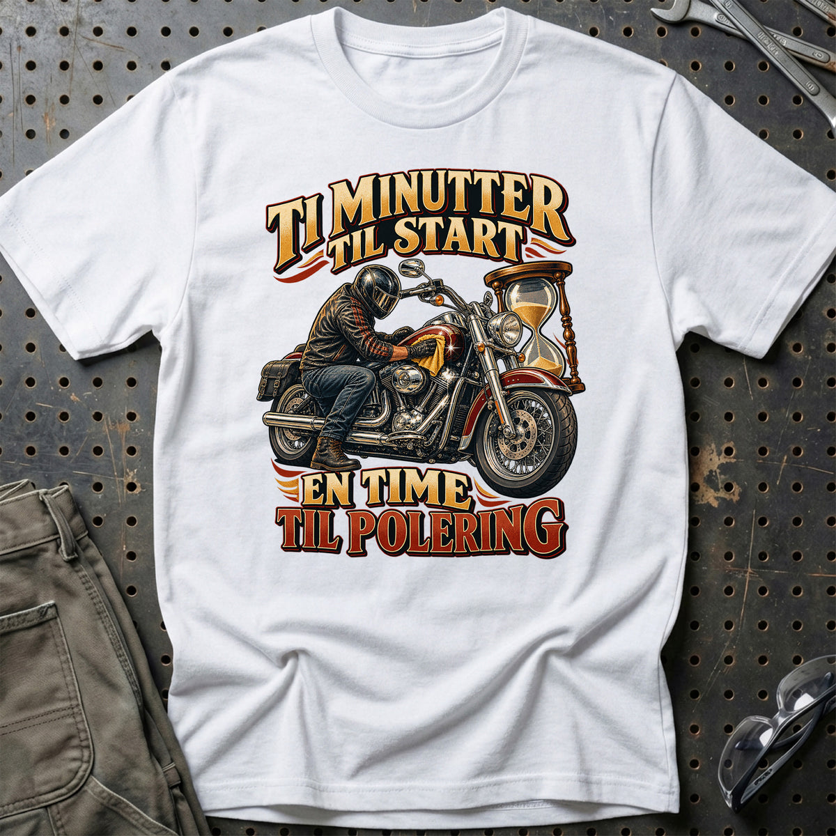 
Ti minutter til start en time til polering – Illustration – Unisex T-Shirt – Hvid