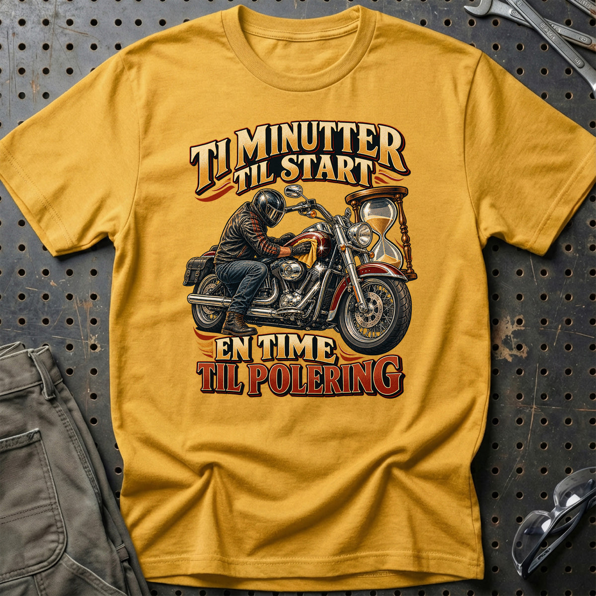 
Ti minutter til start en time til polering – Illustration – Unisex T-Shirt – Guld