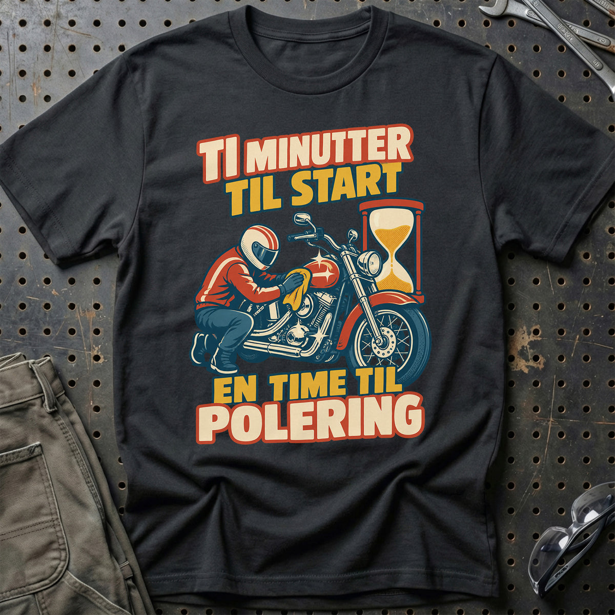 
Ti minutter til start en time til polering – Retro – Unisex T-Shirt – Sort