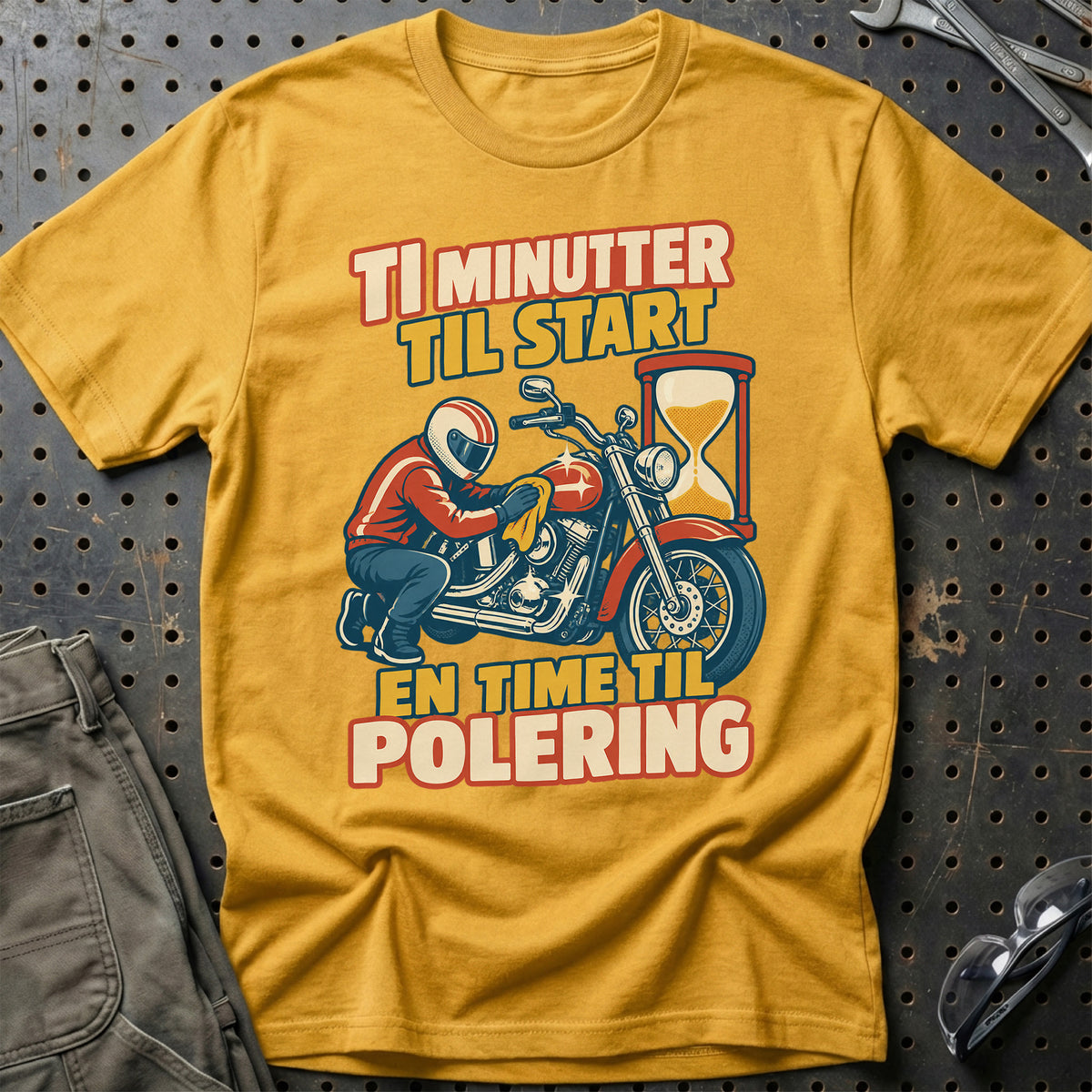 
Ti minutter til start en time til polering – Retro – Unisex T-Shirt – Guld