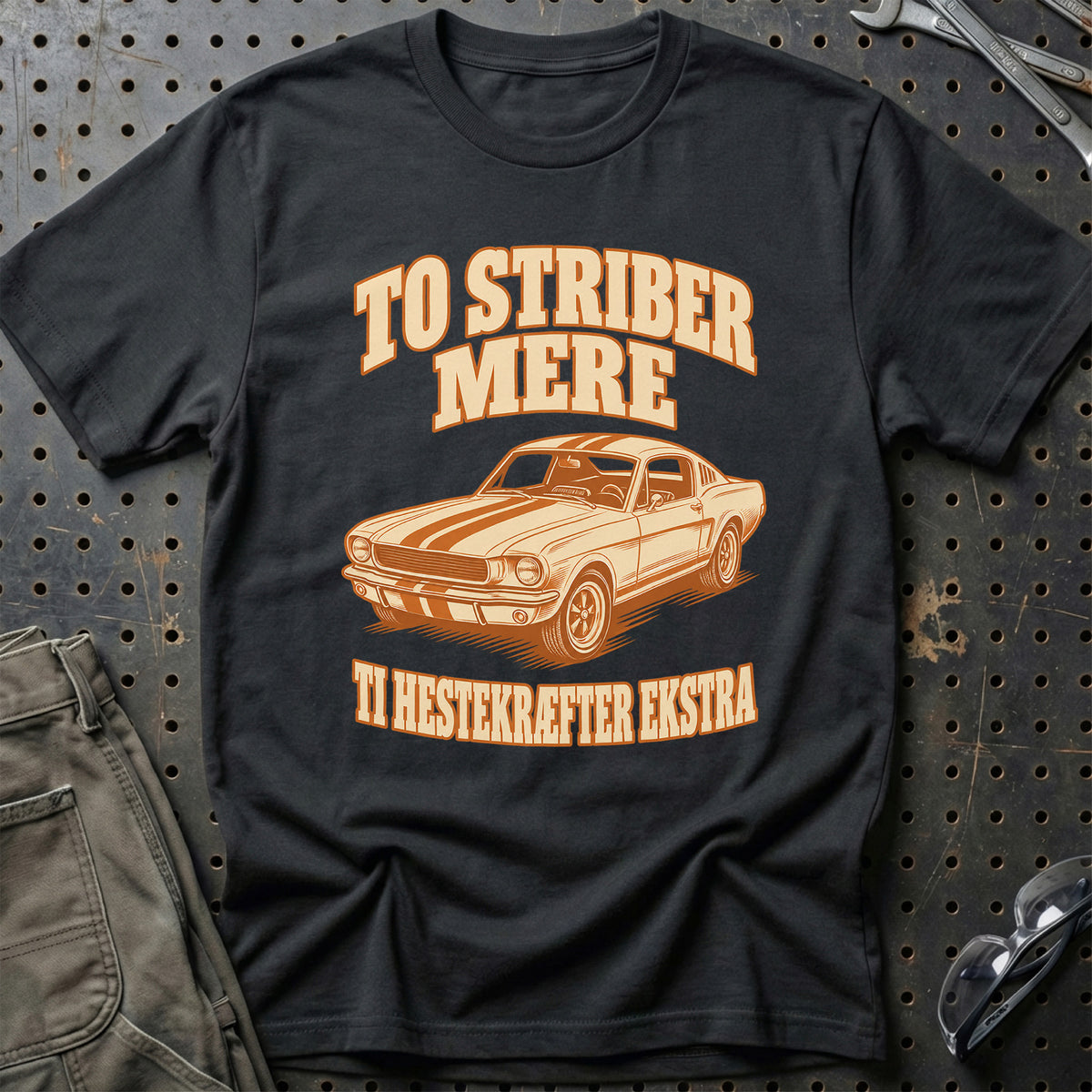 To striber mere – Ti hestekræfter ekstra T-Shirt – Sort