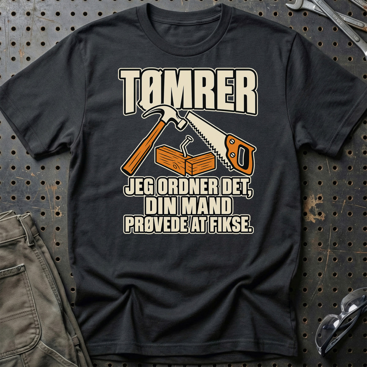 Tømrer – Jeg Ordner Det, Din Mand Prøvede At Fikse T-Shirt – Sort