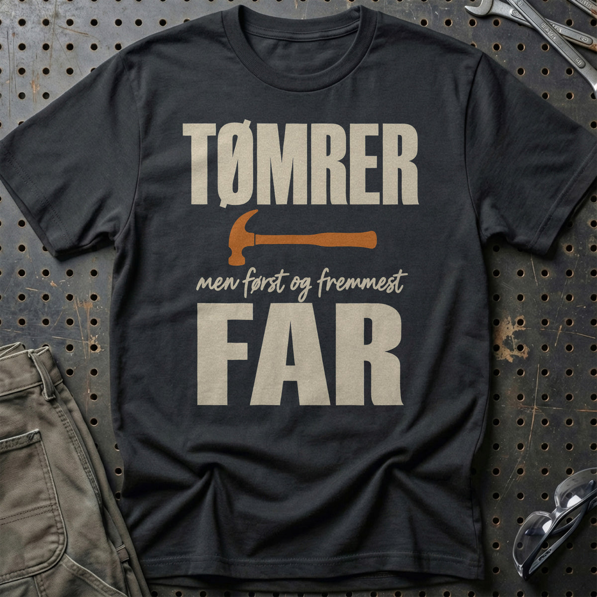 Tømrer – Men Først Og Fremmest Far T-Shirt – Sort