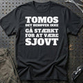 Tomos – Det Behøver Ikke Gå Stærkt For At Være Sjovt T-Shirt – Sort