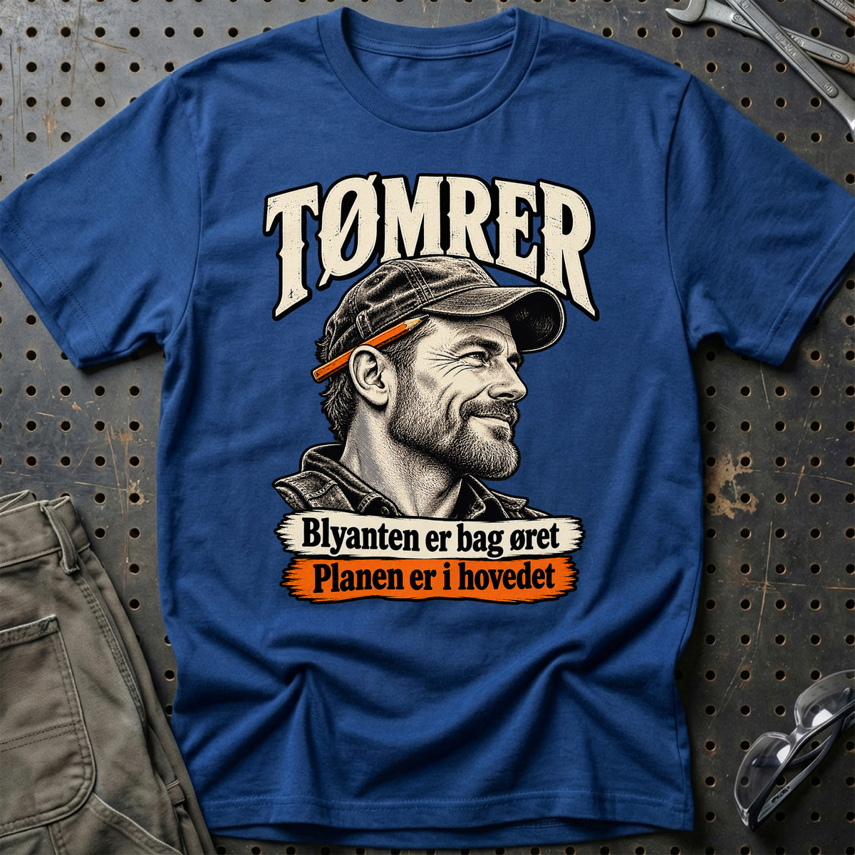 
Tømrer – Blyanten er bag øret Planen er i hovedet – Illustration – Unisex T-Shirt med tryk foran, farve: Blå Royal