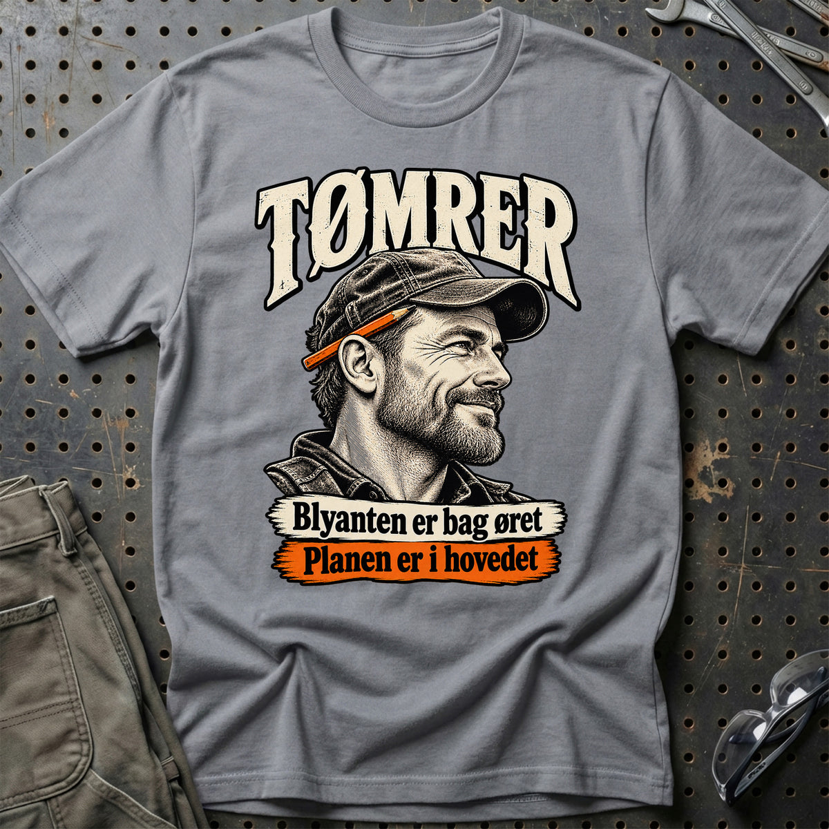 
Tømrer – Blyanten er bag øret Planen er i hovedet – Illustration – Unisex T-Shirt med tryk foran, farve: Grå Sport