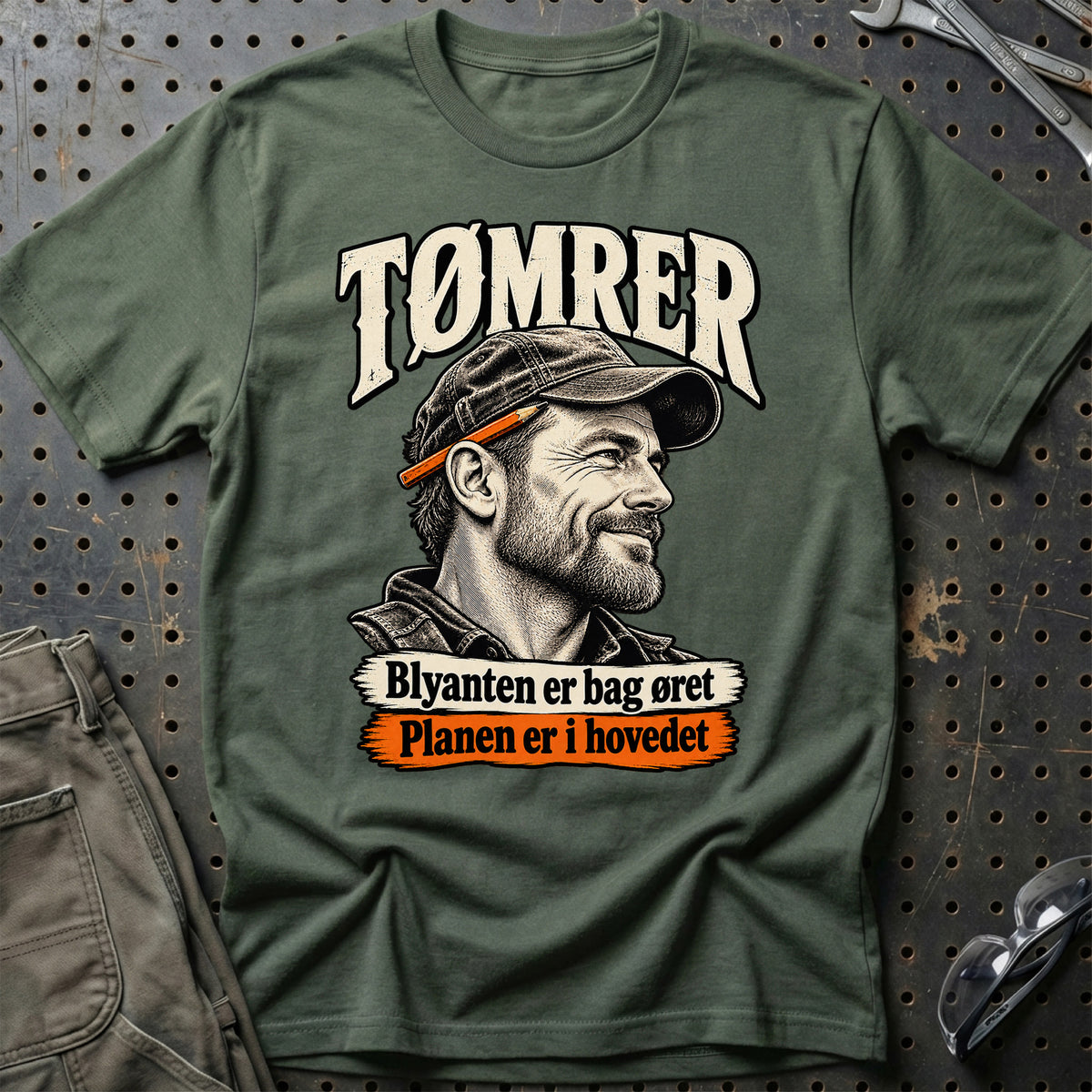 
Tømrer – Blyanten er bag øret Planen er i hovedet – Illustration – Unisex T-Shirt med tryk foran, farve: Grøn Militær
