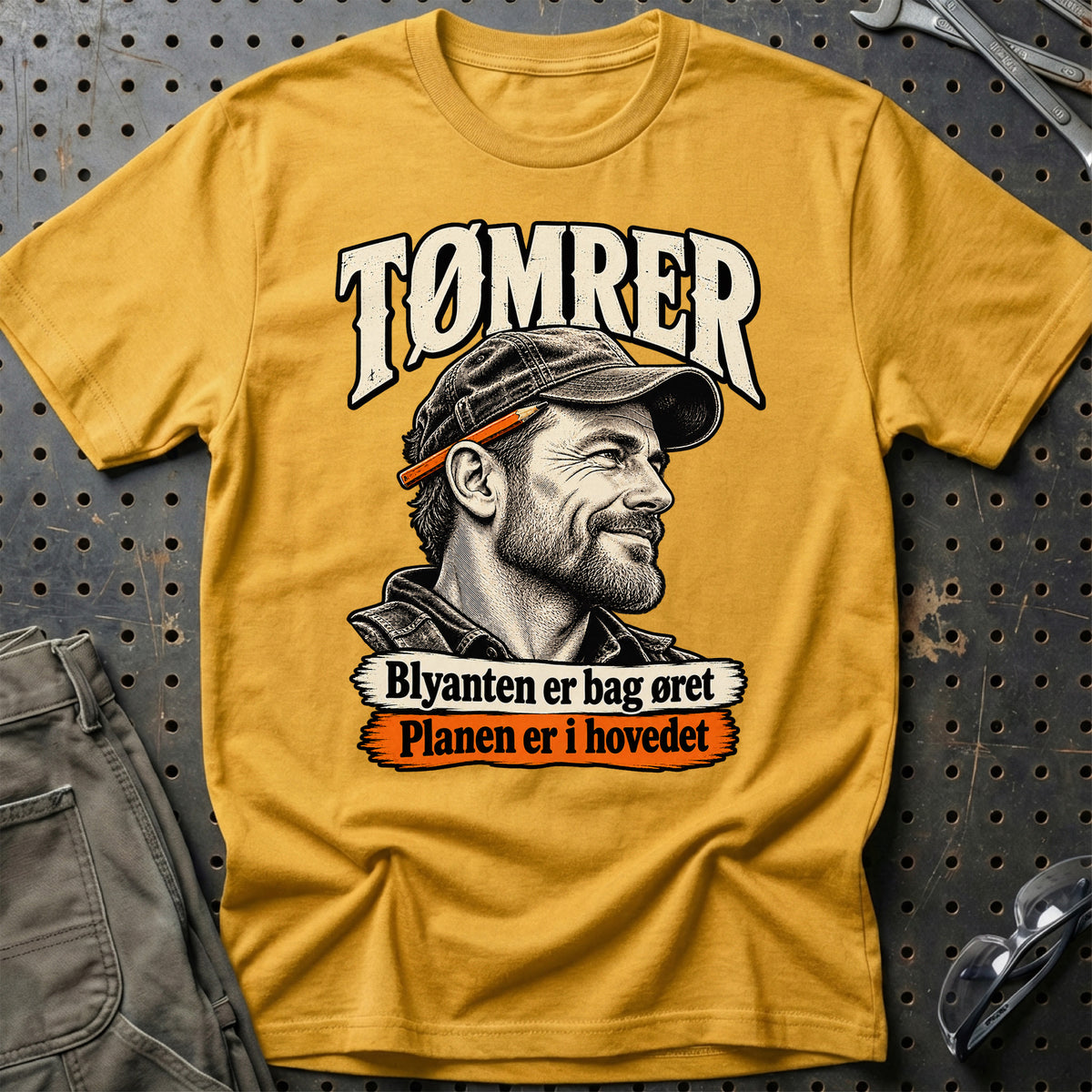 
Tømrer – Blyanten er bag øret Planen er i hovedet – Illustration – Unisex T-Shirt med tryk foran, farve: Guld