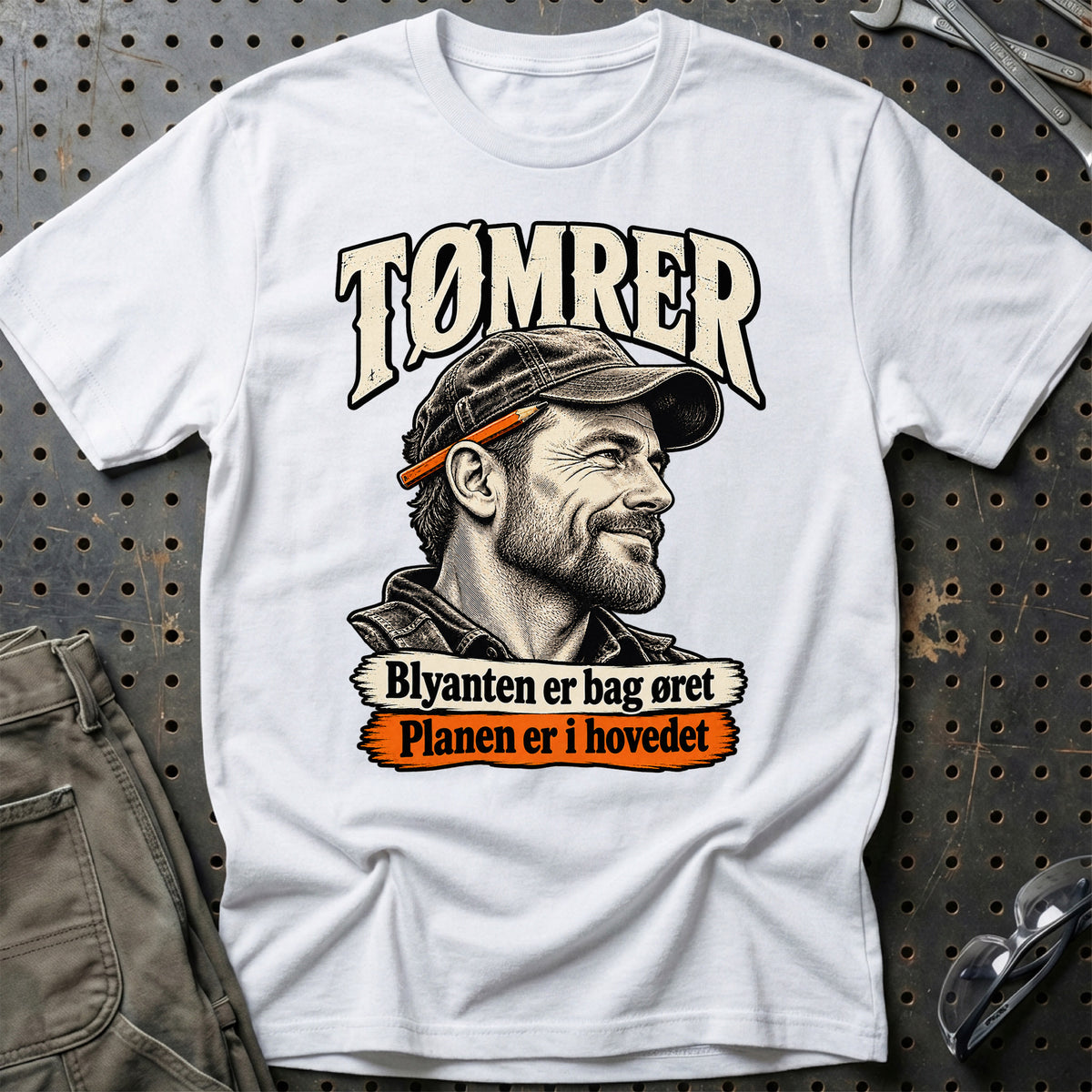 
Tømrer – Blyanten er bag øret Planen er i hovedet – Illustration – Unisex T-Shirt med tryk foran, farve: Hvid