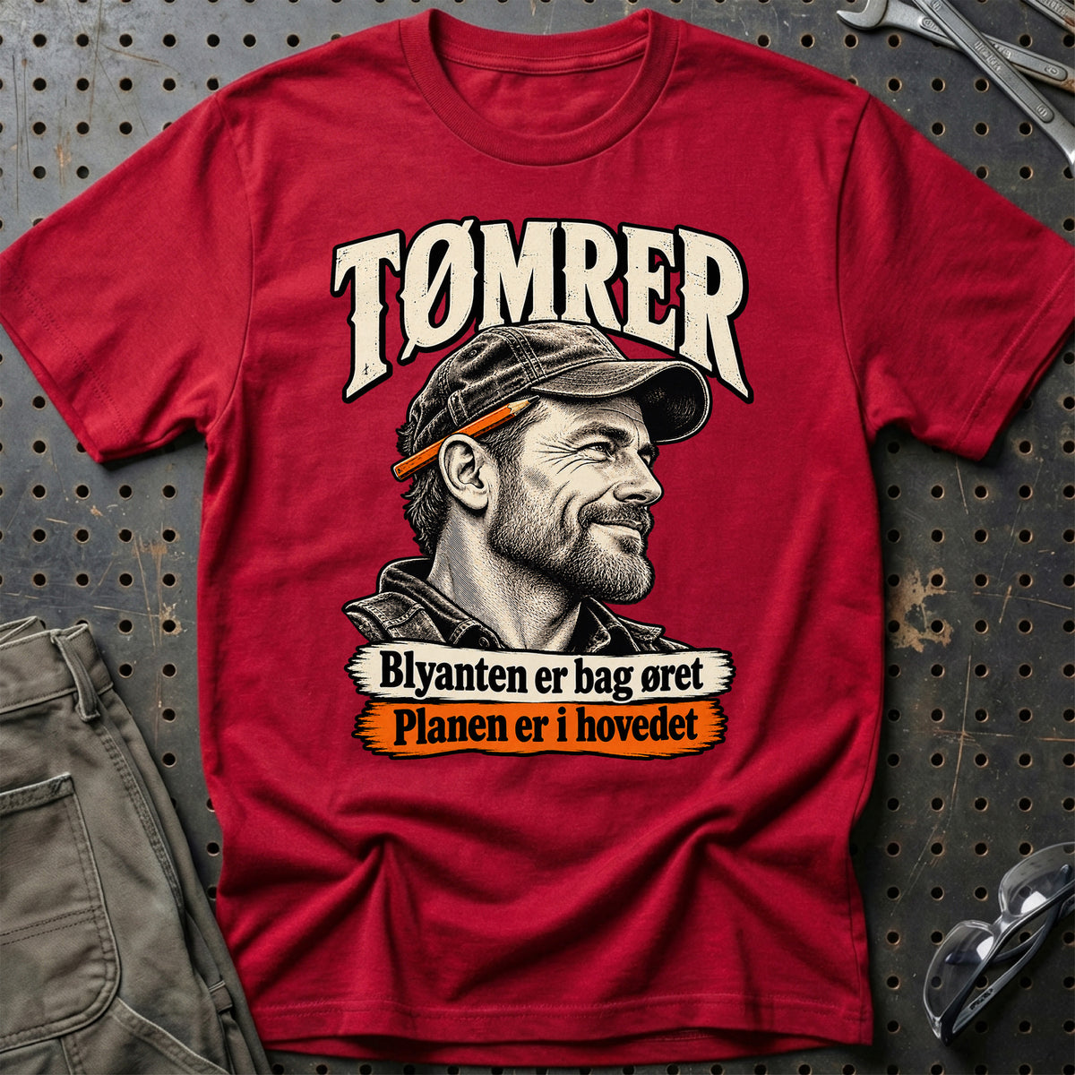 
Tømrer – Blyanten er bag øret Planen er i hovedet – Illustration – Unisex T-Shirt med tryk foran, farve: Rød