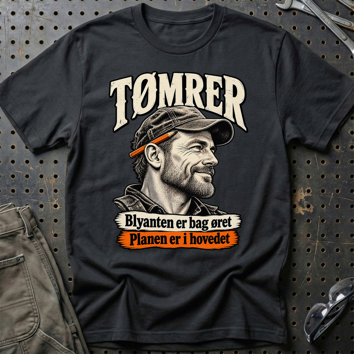 
Tømrer – Blyanten er bag øret Planen er i hovedet – Illustration – Unisex T-Shirt med tryk foran, farve: Sort