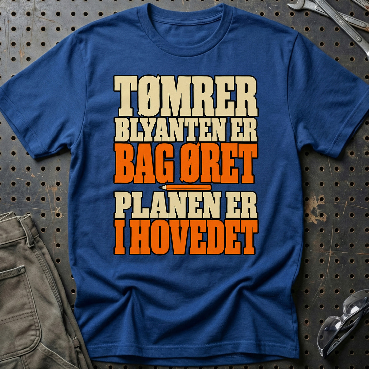 
Tømrer – Blyanten er bag øret Planen er i hovedet – Tekst – Unisex T-Shirt med tryk foran, farve: Blå Royal