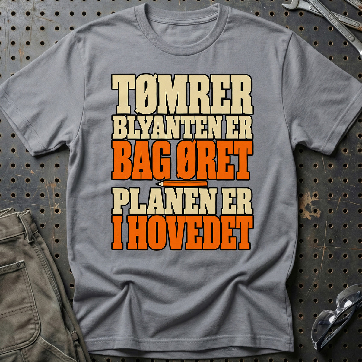 
Tømrer – Blyanten er bag øret Planen er i hovedet – Tekst – Unisex T-Shirt med tryk foran, farve: Grå Sport
