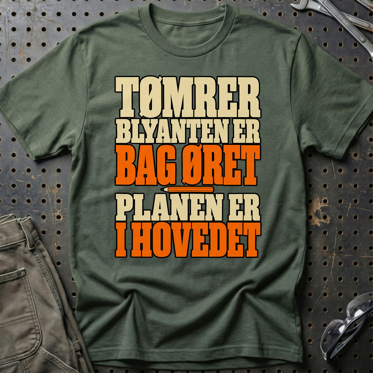 
Tømrer – Blyanten er bag øret Planen er i hovedet – Tekst – Unisex T-Shirt med tryk foran, farve: Grøn Militær