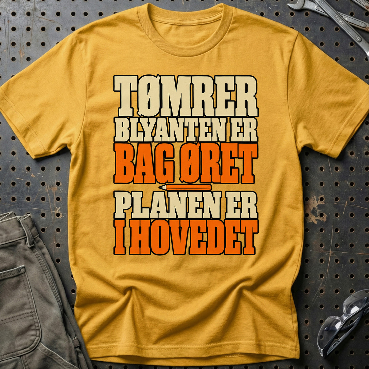 
Tømrer – Blyanten er bag øret Planen er i hovedet – Tekst – Unisex T-Shirt med tryk foran, farve: Guld