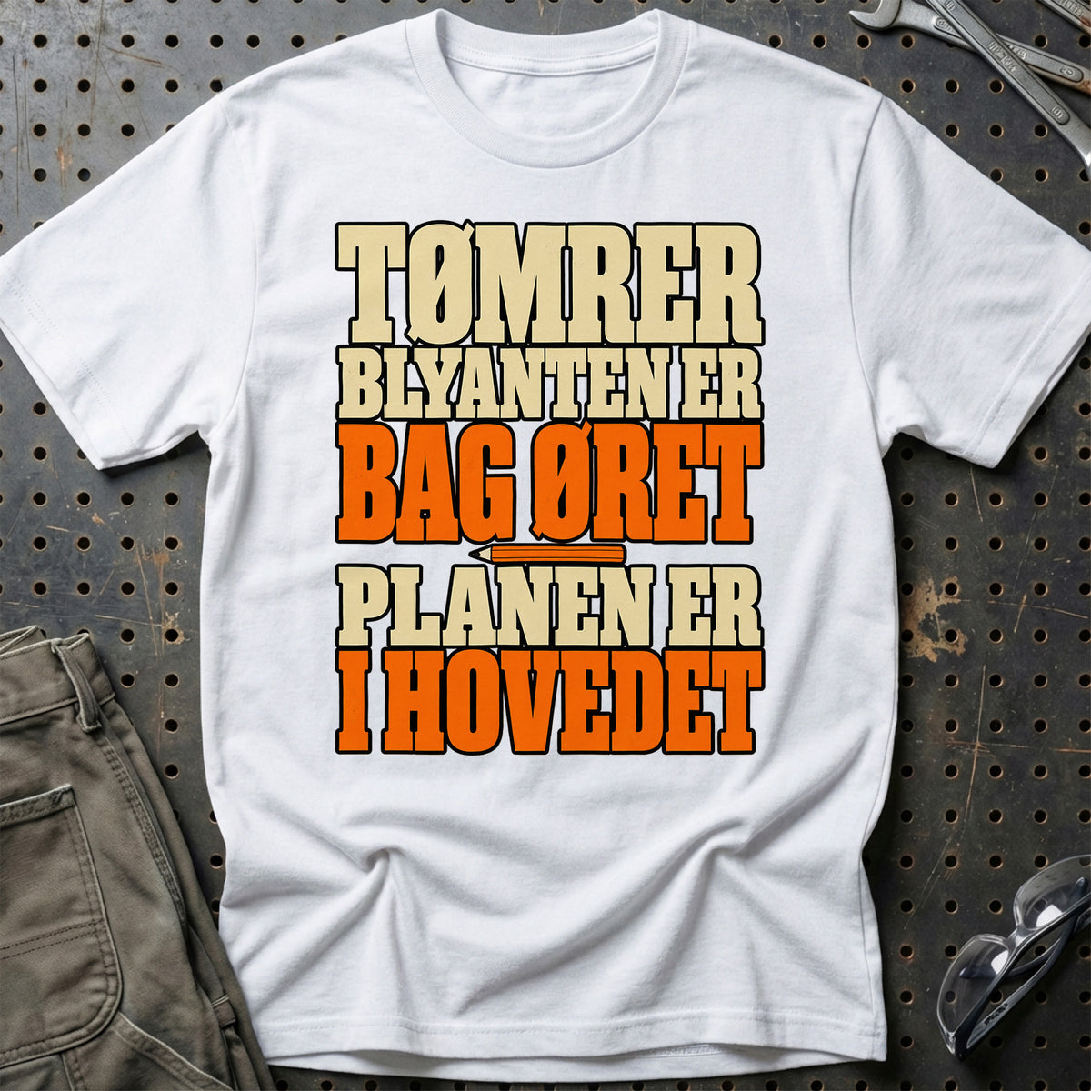 
Tømrer – Blyanten er bag øret Planen er i hovedet – Tekst – Unisex T-Shirt med tryk foran, farve: Hvid