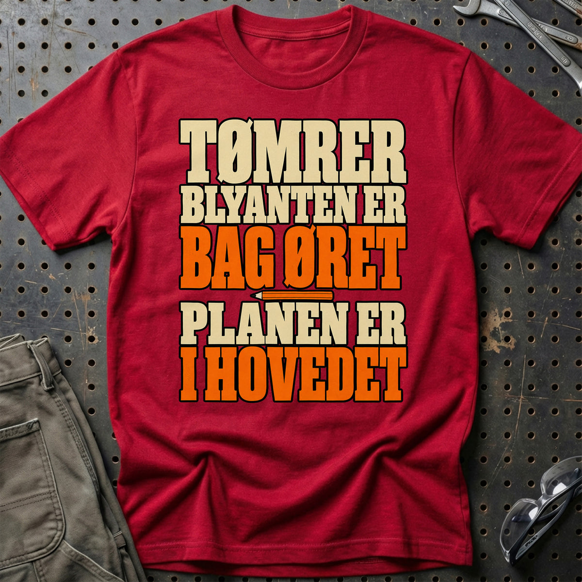 
Tømrer – Blyanten er bag øret Planen er i hovedet – Tekst – Unisex T-Shirt med tryk foran, farve: Rød