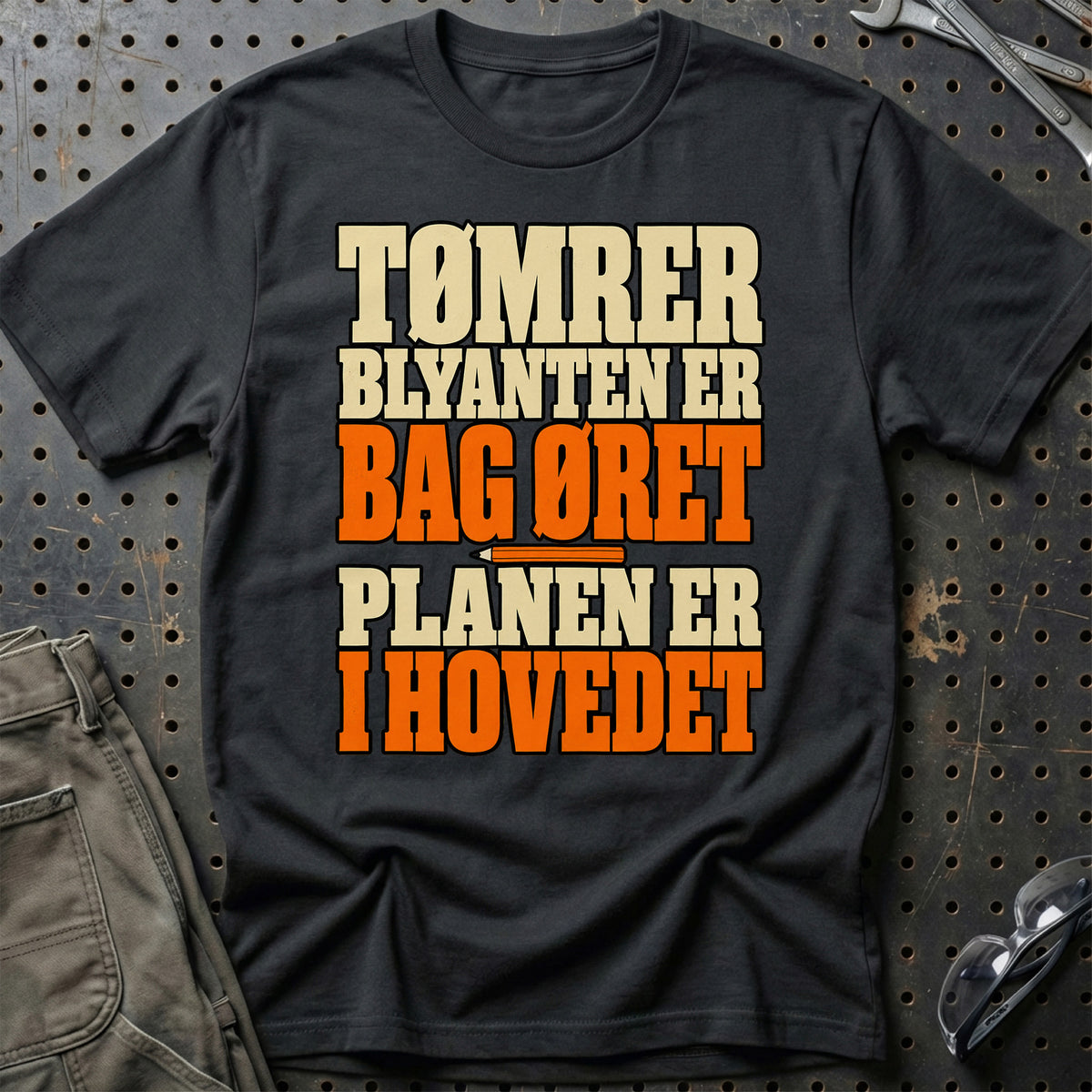 
Tømrer – Blyanten er bag øret Planen er i hovedet – Tekst – Unisex T-Shirt med tryk foran, farve: Sort