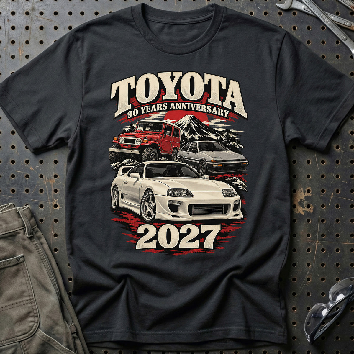 
Toyota – 90 Years Anniversary 2027 T-Shirt – Sort