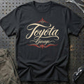 
Toyota Garage – Pinstripe – Unisex T-Shirt med tryk foran, farve: Sort