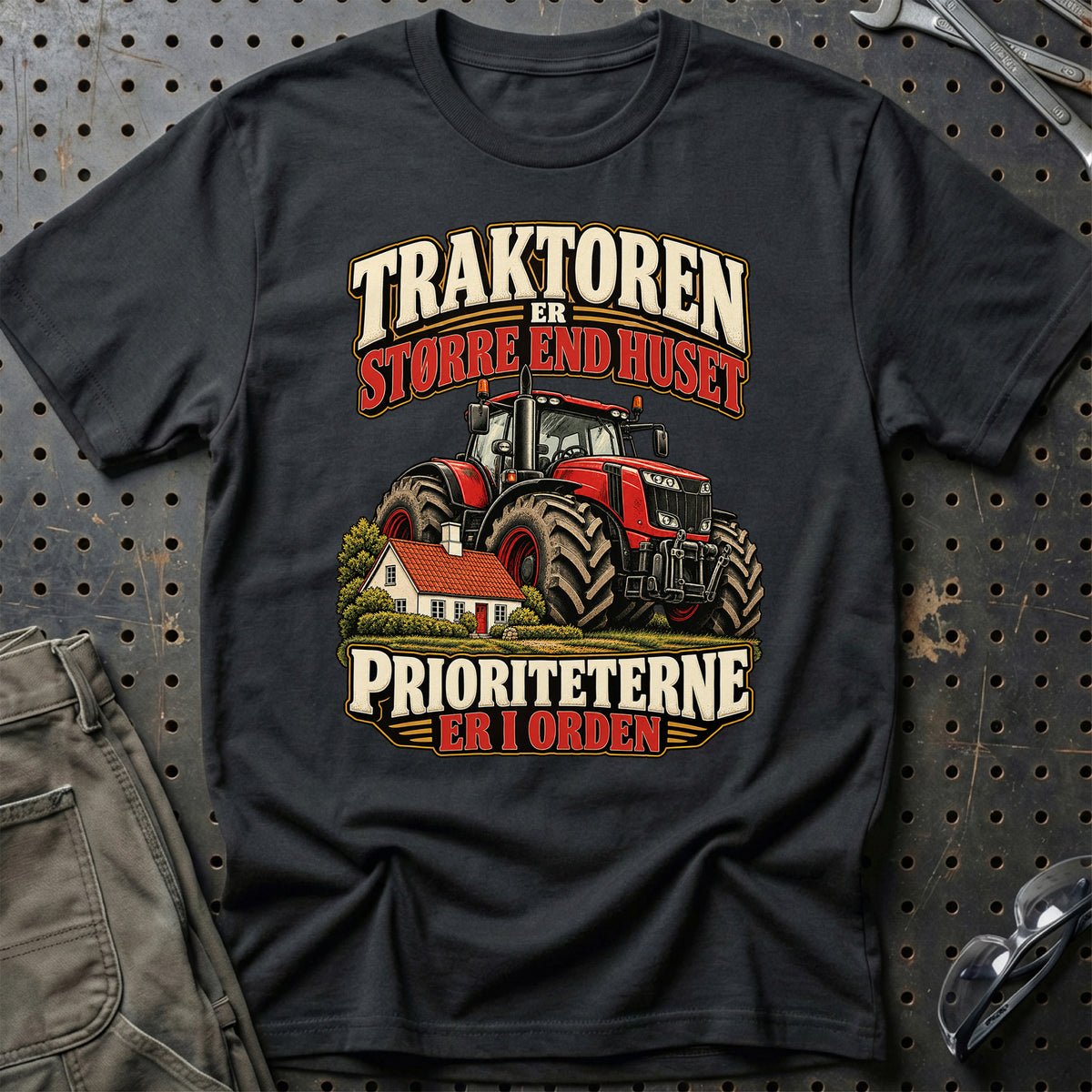 
Traktoren er større end huset prioriteterne er i orden – Illustration – Unisex T-Shirt – Sort