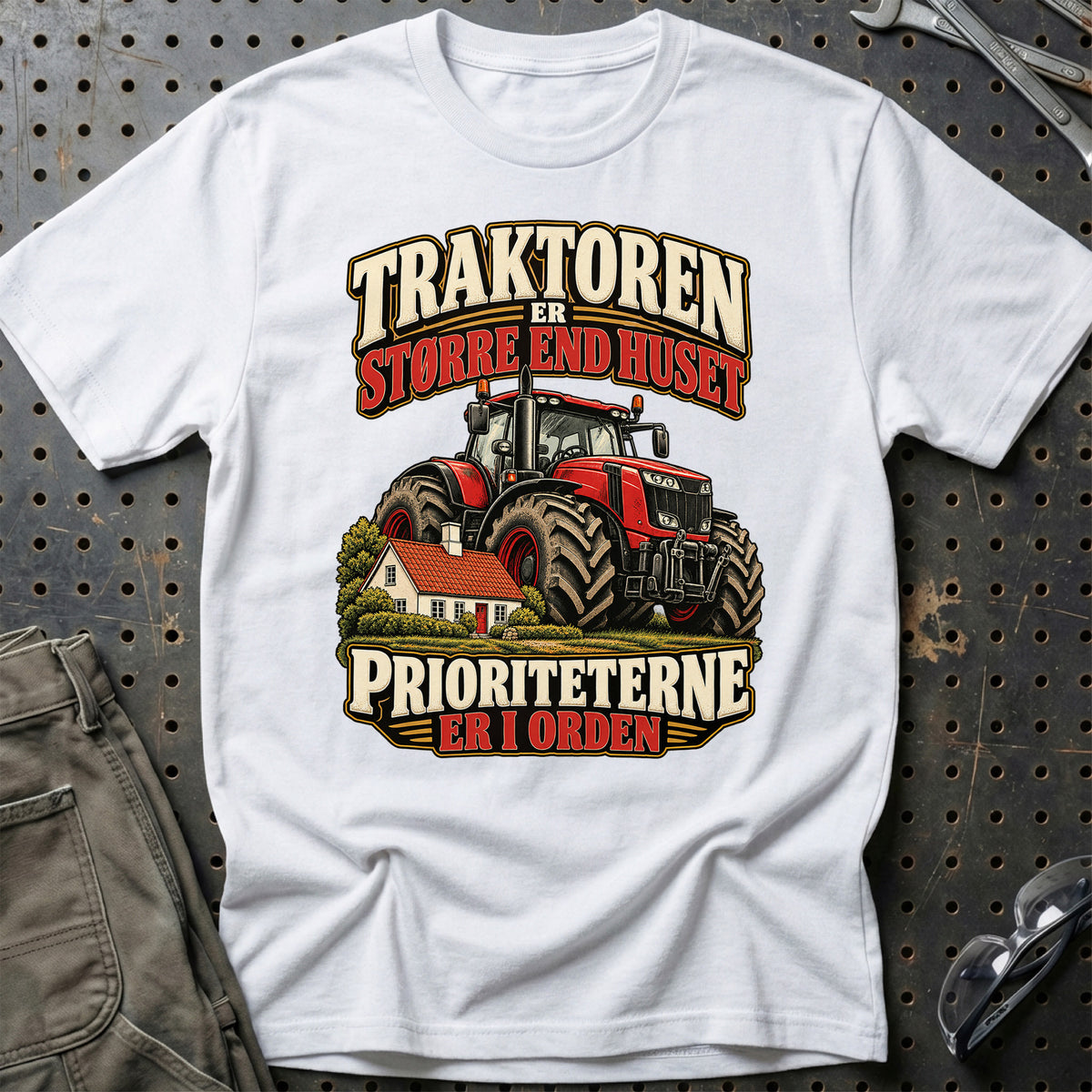 
Traktoren er større end huset prioriteterne er i orden – Illustration – Unisex T-Shirt – Hvid