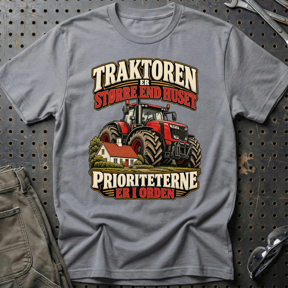 
Traktoren er større end huset prioriteterne er i orden – Illustration – Unisex T-Shirt – Grå Sport