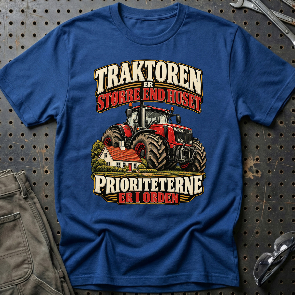 
Traktoren er større end huset prioriteterne er i orden – Illustration – Unisex T-Shirt – Blå Royal