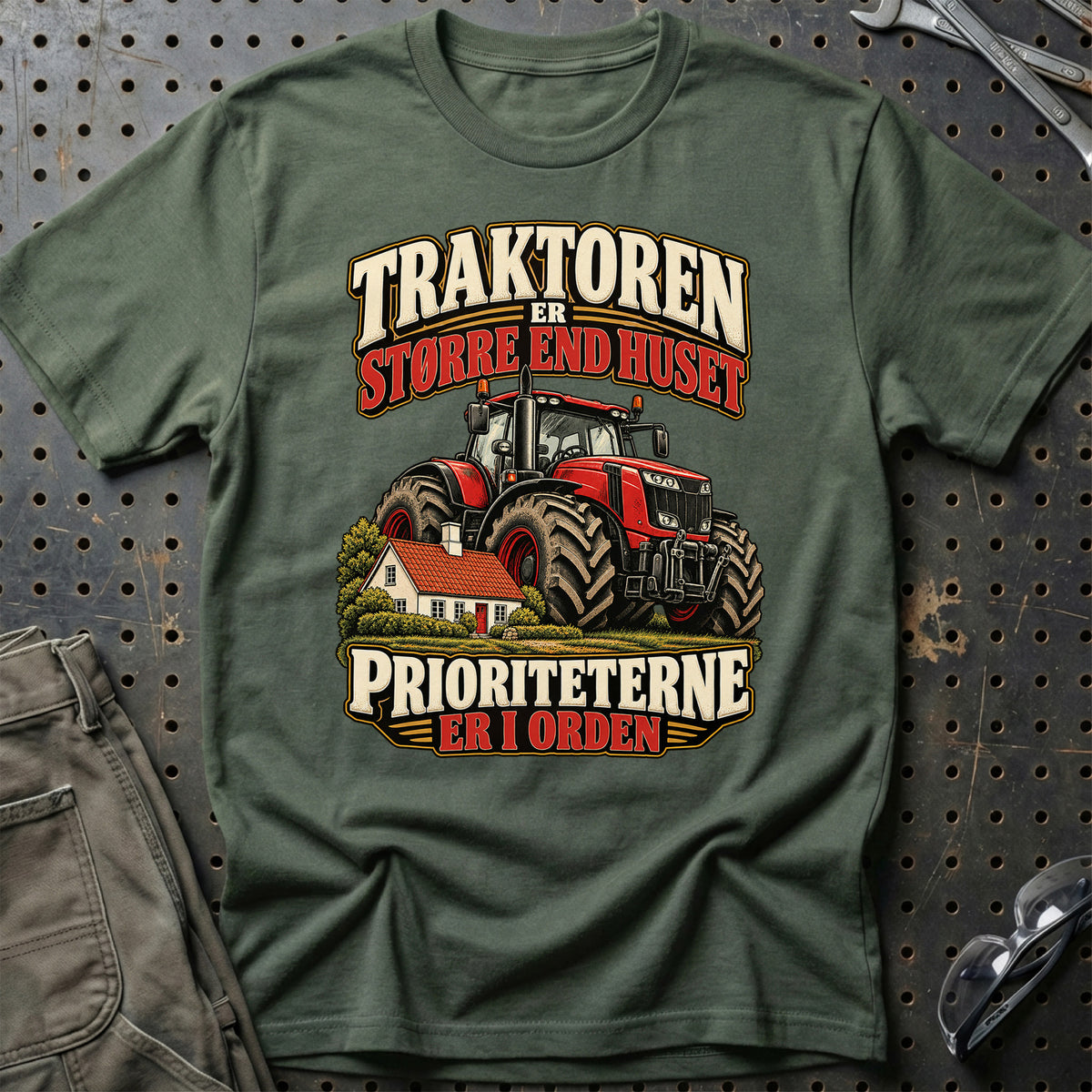 
Traktoren er større end huset prioriteterne er i orden – Illustration – Unisex T-Shirt – Grøn Militær