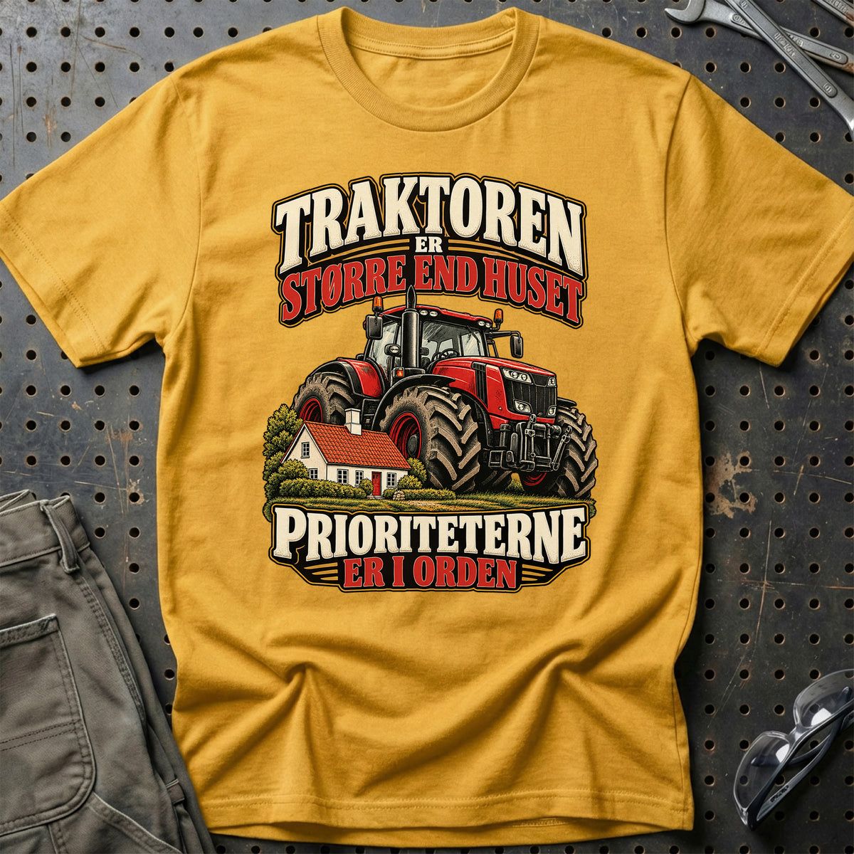 
Traktoren er større end huset prioriteterne er i orden – Illustration – Unisex T-Shirt – Guld